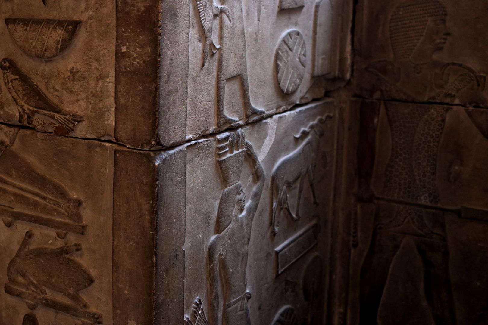 Museo Egipcio de Tahrir: qué ver en 2026 2 Talla de piedra egipcia antigua expuesta en un museo de El Cairo