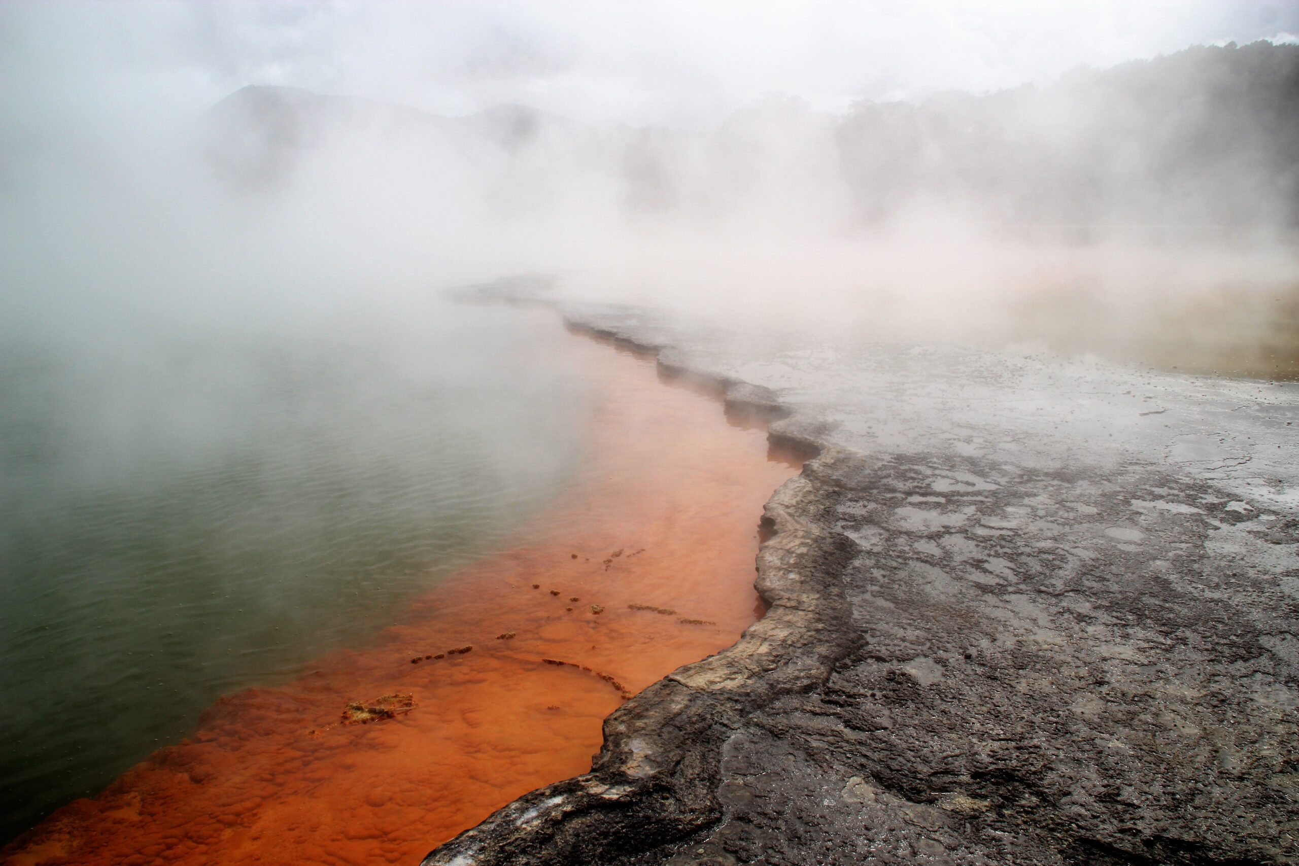 Los campos de golf más extremos del mundo: hielo, géiseres y fauna salvaje 3 Fuente termal humeante en Rotorua, Nueva Zelanda