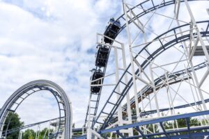 Montaña rusa de acero bajo un cielo azul en un parque de atracciones