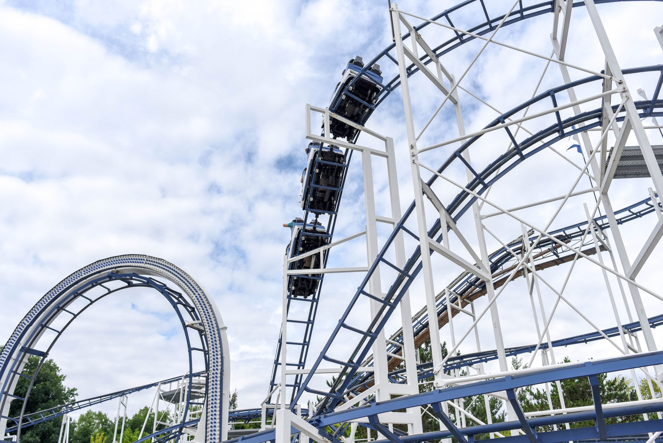 Montaña rusa de acero bajo un cielo azul en un parque de atracciones