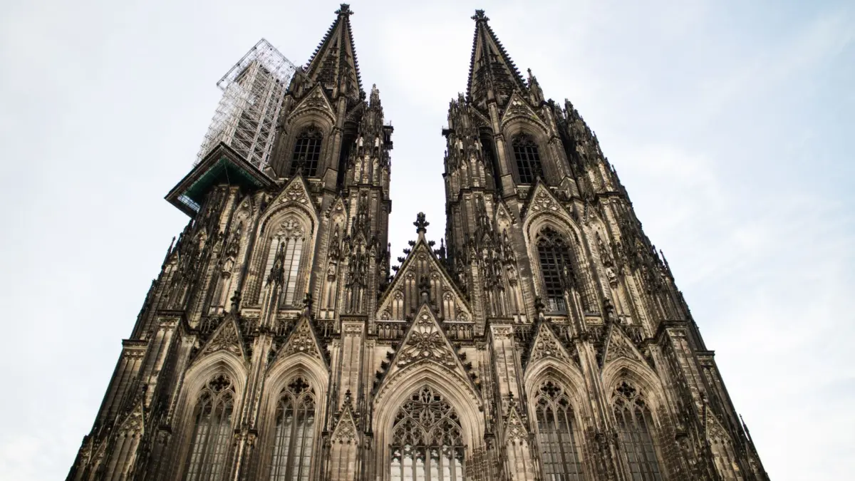 Catedral de Colonia con sus dos agujas góticas sobre la ciudad