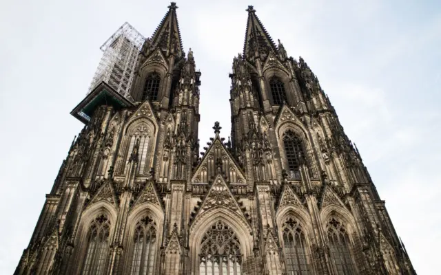 Catedral de Colonia con sus dos agujas góticas sobre la ciudad
