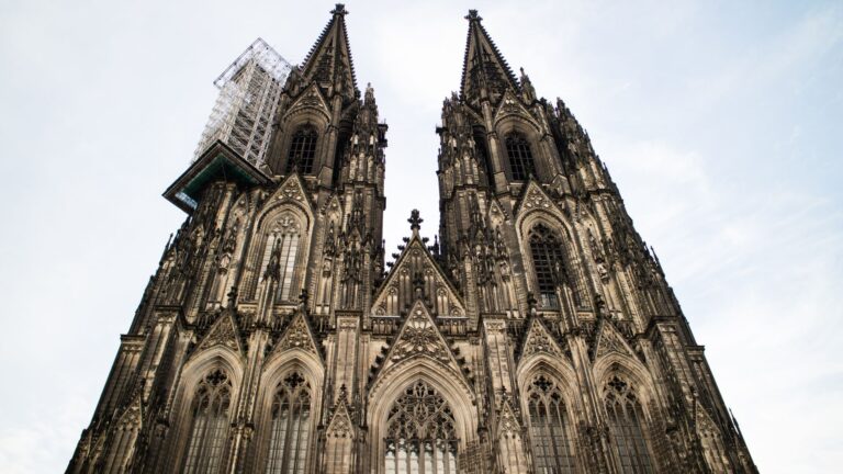 Home Elementor 6 Catedral de Colonia con sus dos agujas góticas sobre la ciudad