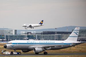 Avión en pista de aeropuerto, vuelos Valencia Alemania