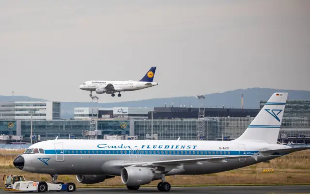 Avión en pista de aeropuerto, vuelos Valencia Alemania