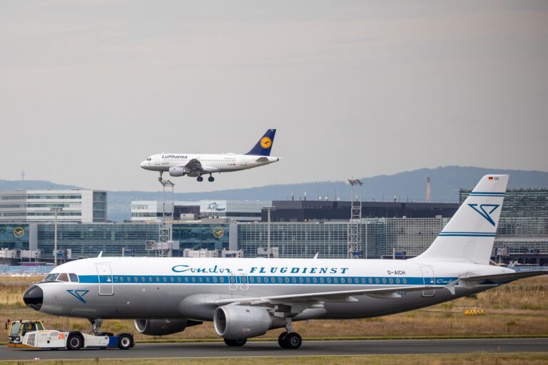 Avión en pista de aeropuerto, vuelos Valencia Alemania
