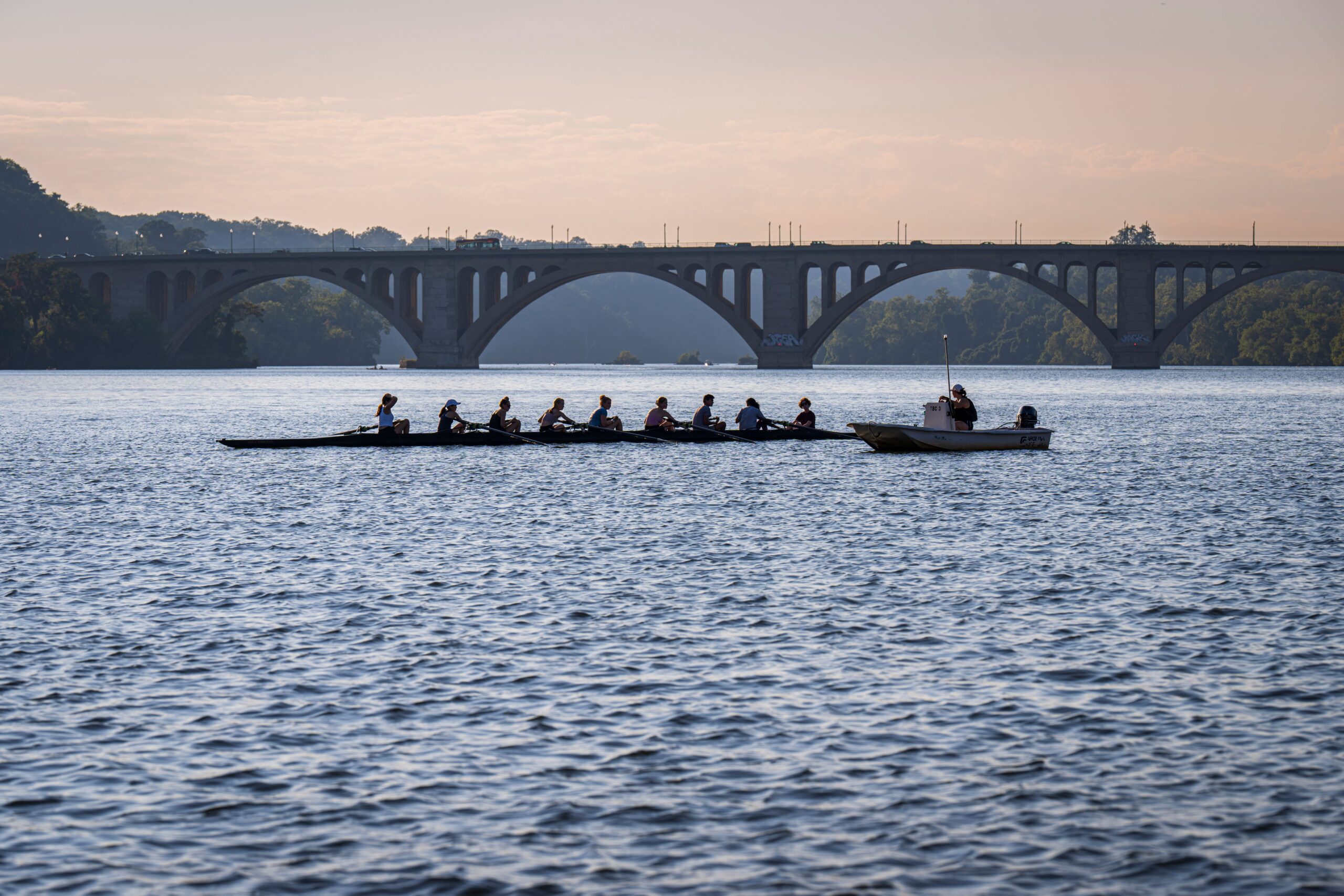 The Boat Race: la regata Oxford-Cambridge que abre la temporada en Londres 1 Equipo de remo entrenando bajo un puente en el río, ambiente similar al Támesis en Londres