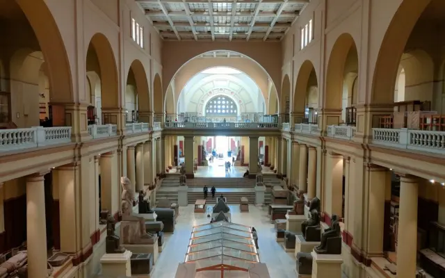 Sala principal del Museo Egipcio de Tahrir, El Cairo, con esculturas antiguas