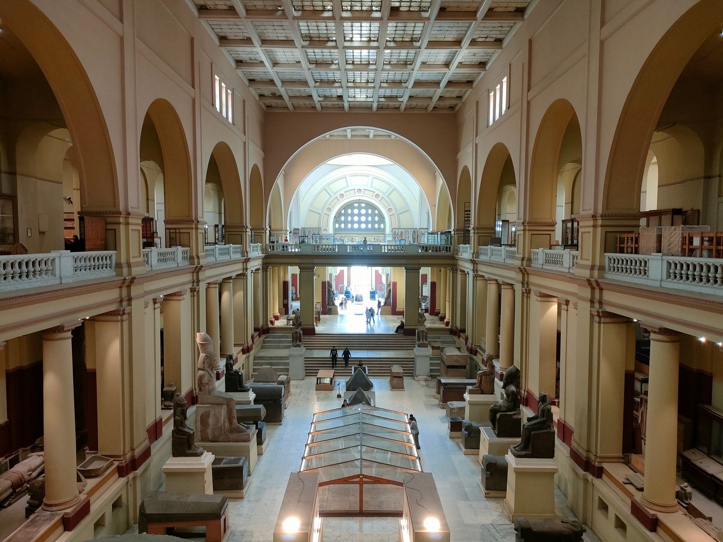 Museo Egipcio de Tahrir: qué ver en 2026 1 Sala principal del Museo Egipcio de Tahrir, El Cairo, con esculturas antiguas