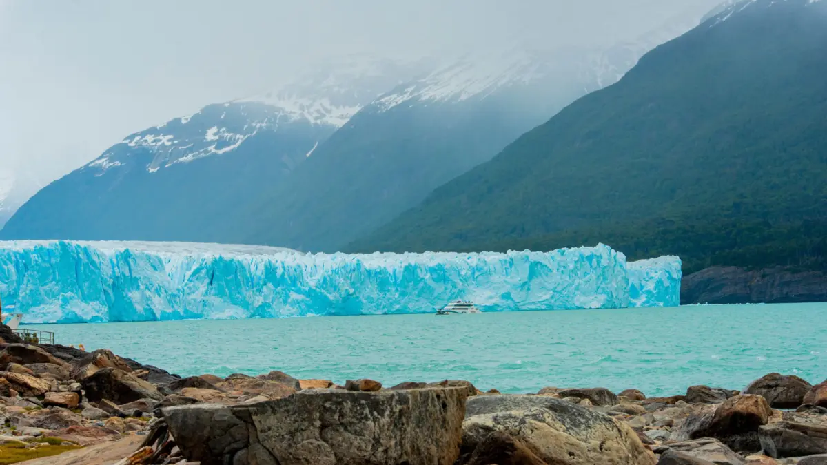 Vista panorámica del glaciar y el Lago Argentino