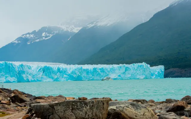 Vista panorámica del glaciar y el Lago Argentino
