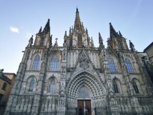 Fachada de iglesia medieval con piedra y detalles ornamentales