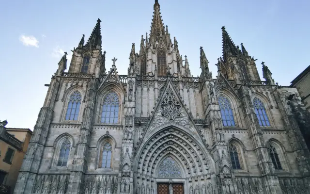 Fachada de iglesia medieval con piedra y detalles ornamentales