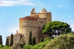 Castillo medieval en Cataluña, ruta Dalí y Gala