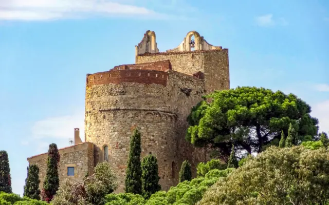 Castillo medieval en Cataluña, ruta Dalí y Gala