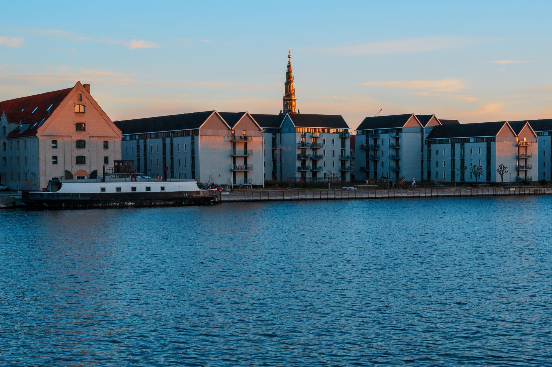 Vista del paseo marítimo de Copenhague al atardecer
