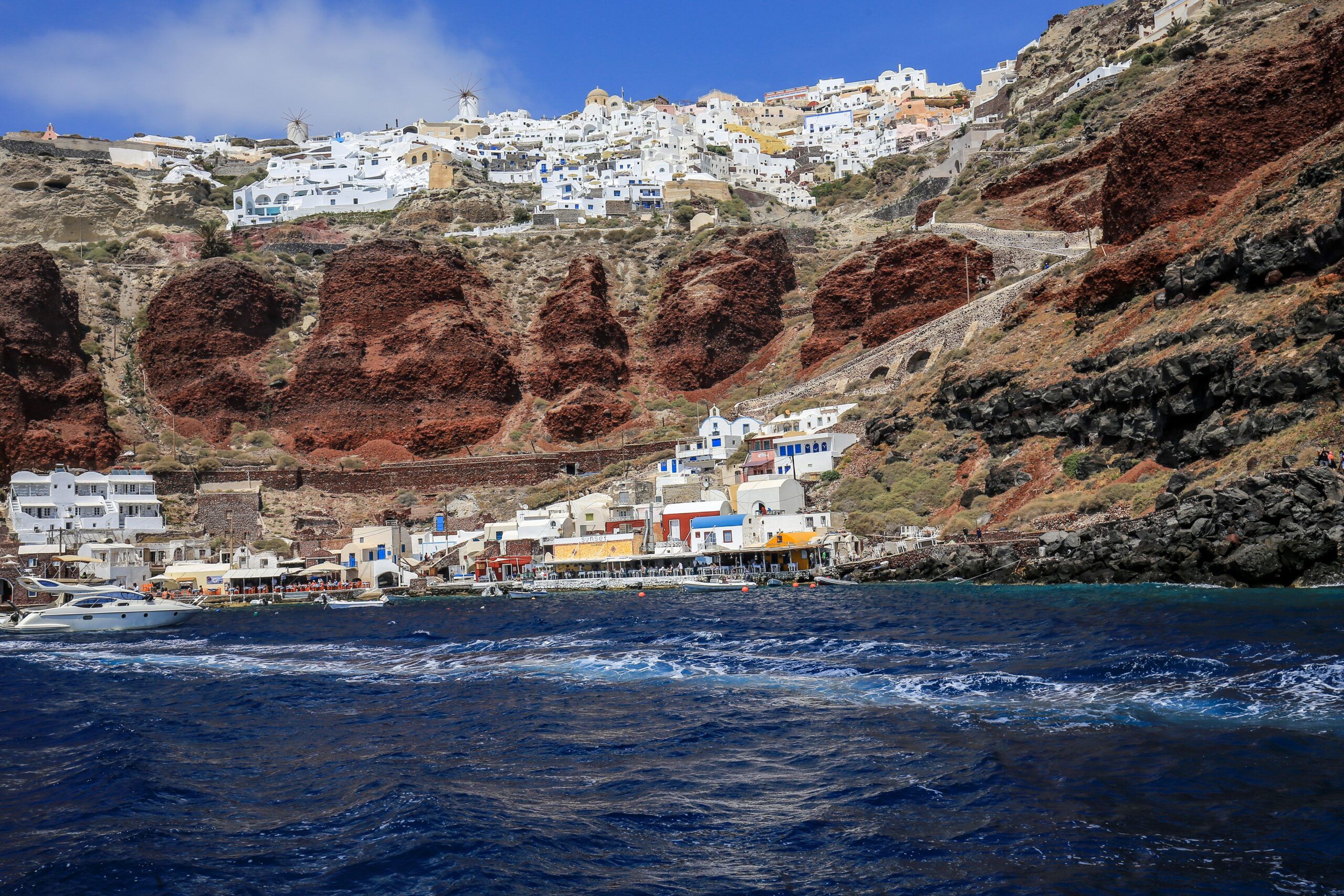 Santorini: guía práctica para la isla de los atardeceres 3 Costa griega con casas de colores junto al mar