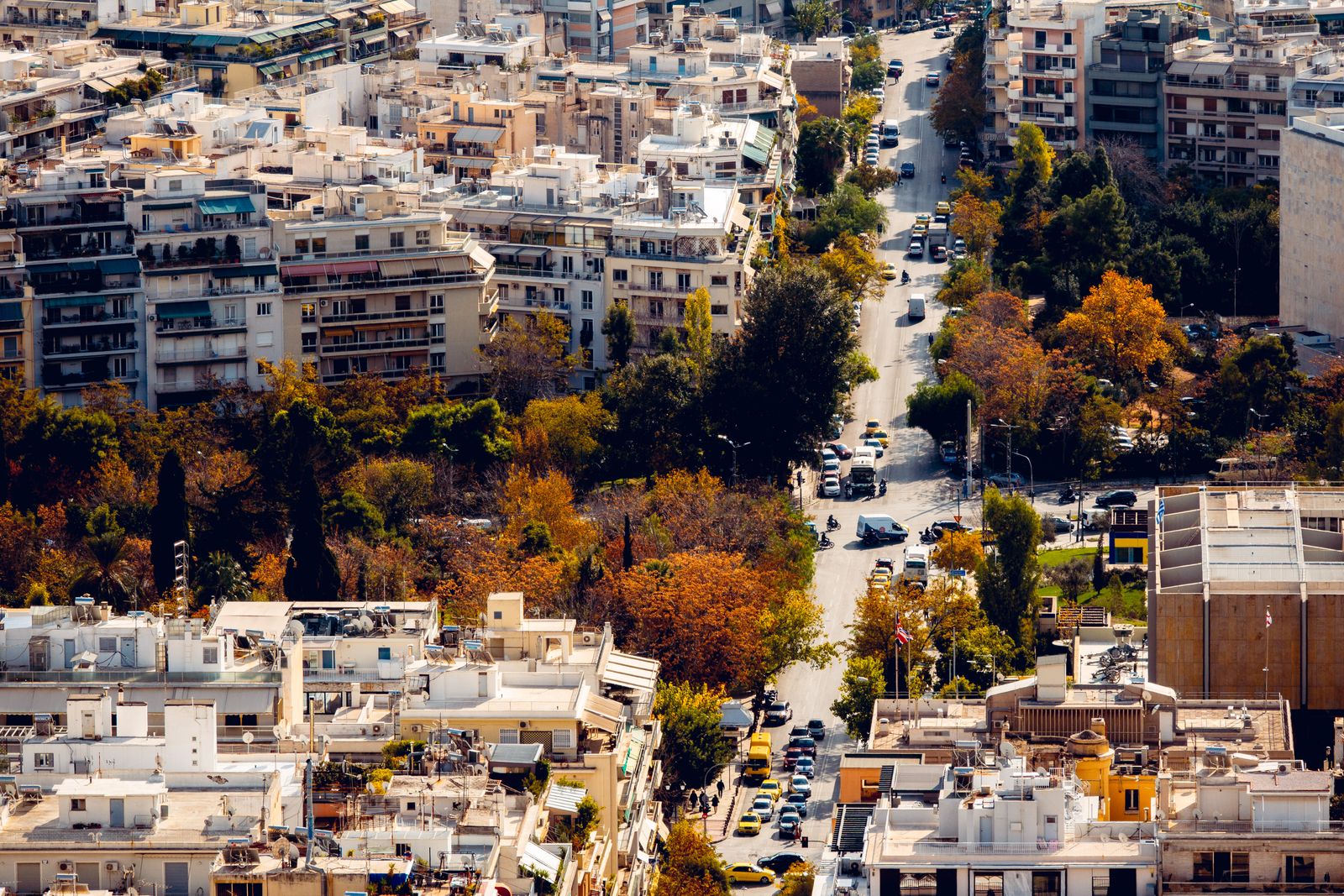 Semiramis, el hotel de Atenas que parece un museo de arte 2 Vista aérea de Atenas con edificios y montañas al fondo