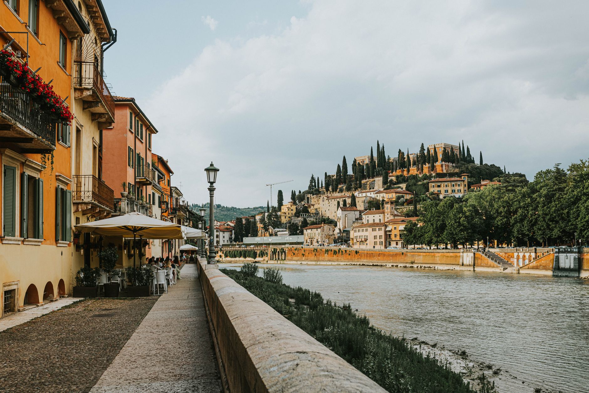 Verona: qué ver en la ciudad de Romeo y Julieta en 2026 1 Paseo junto al río con edificios coloridos en Verona