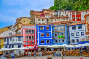 Arquitectura colorida del pueblo pesquero de Cudillero en Asturias