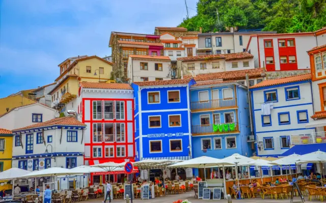 Arquitectura colorida del pueblo pesquero de Cudillero en Asturias