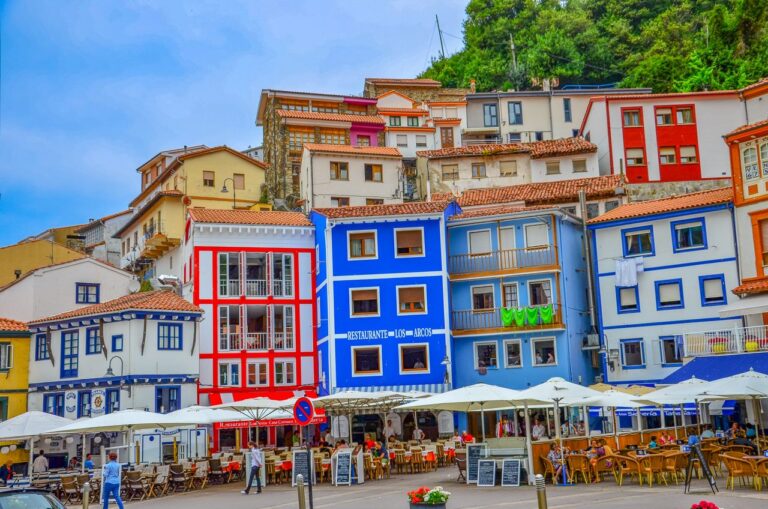 Home Elementor 8 Arquitectura colorida del pueblo pesquero de Cudillero en Asturias