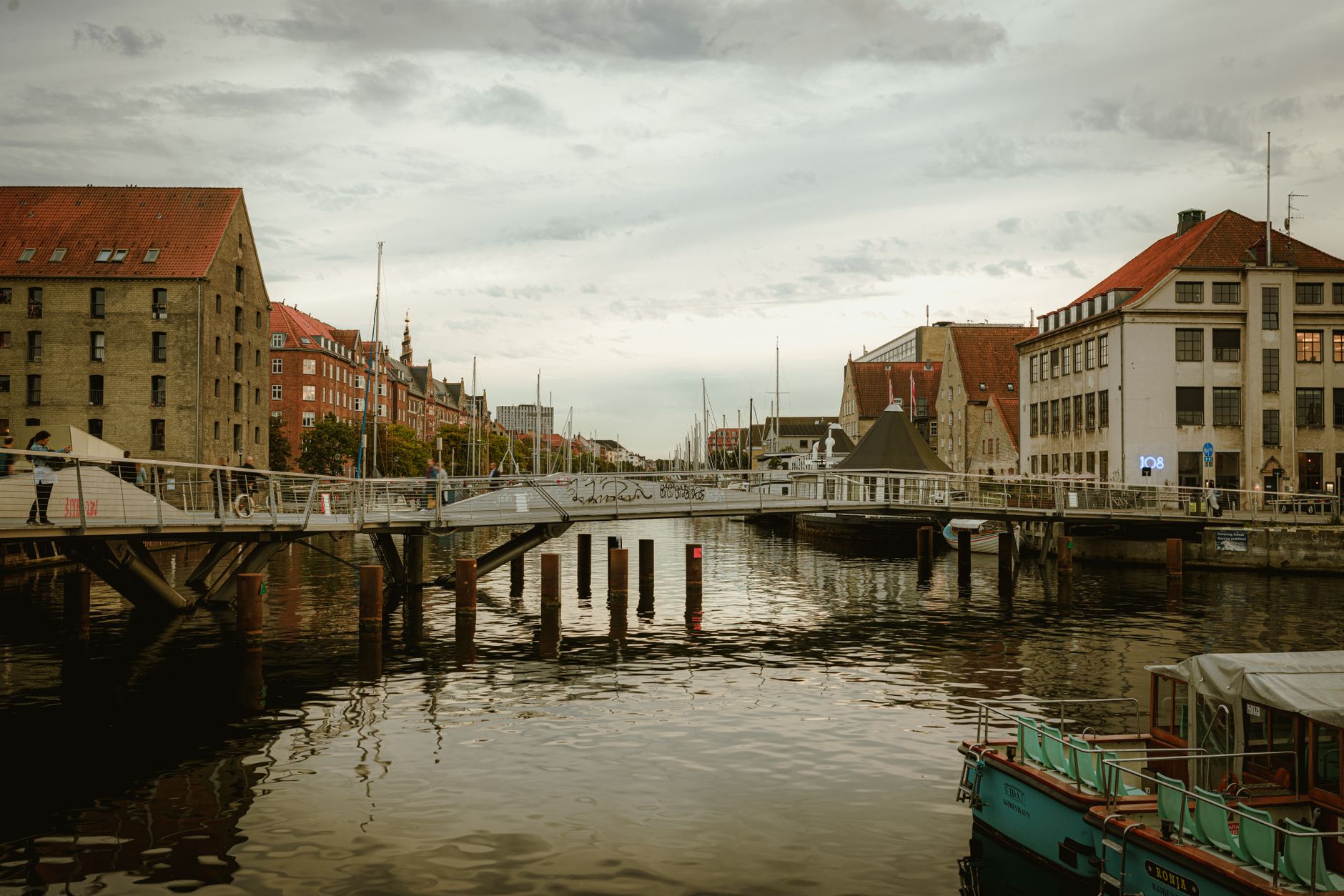 Canal con puentes y edificios de Copenhague al atardecer