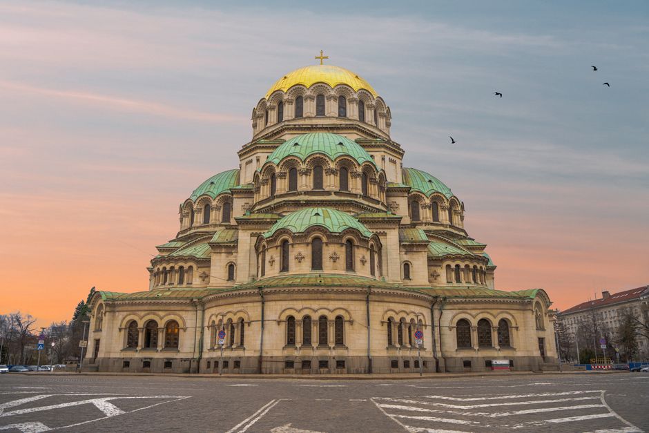 Cúpulas doradas y verdes de la Catedral de San Alejandro Nevski en Sofía