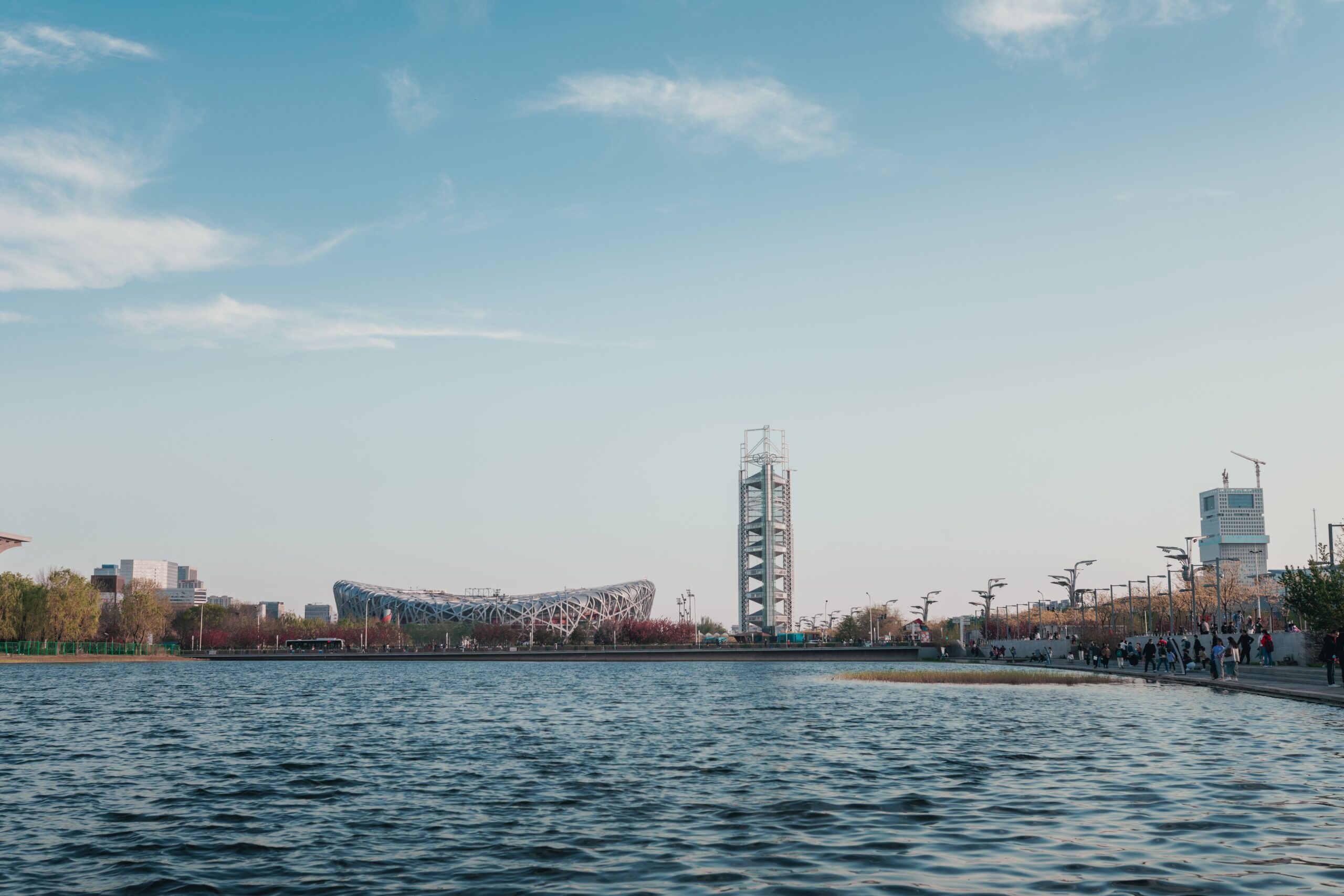Parque Olímpico de Beijing con el Nido de Pájaro y el Cubo de Agua junto al lago