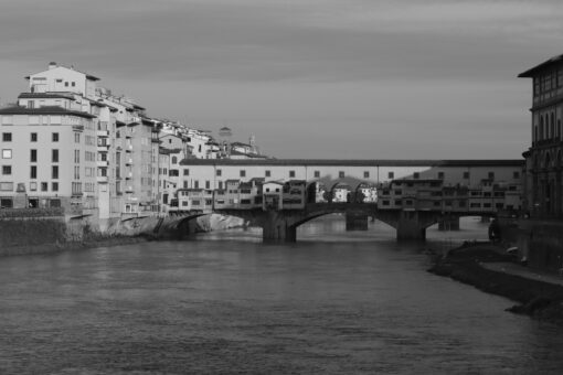 Vista del Ponte Vecchio sobre el río Arno en Florencia