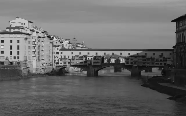 Vista del Ponte Vecchio sobre el río Arno en Florencia