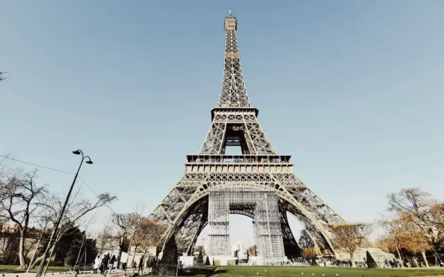 Torre Eiffel de día en París