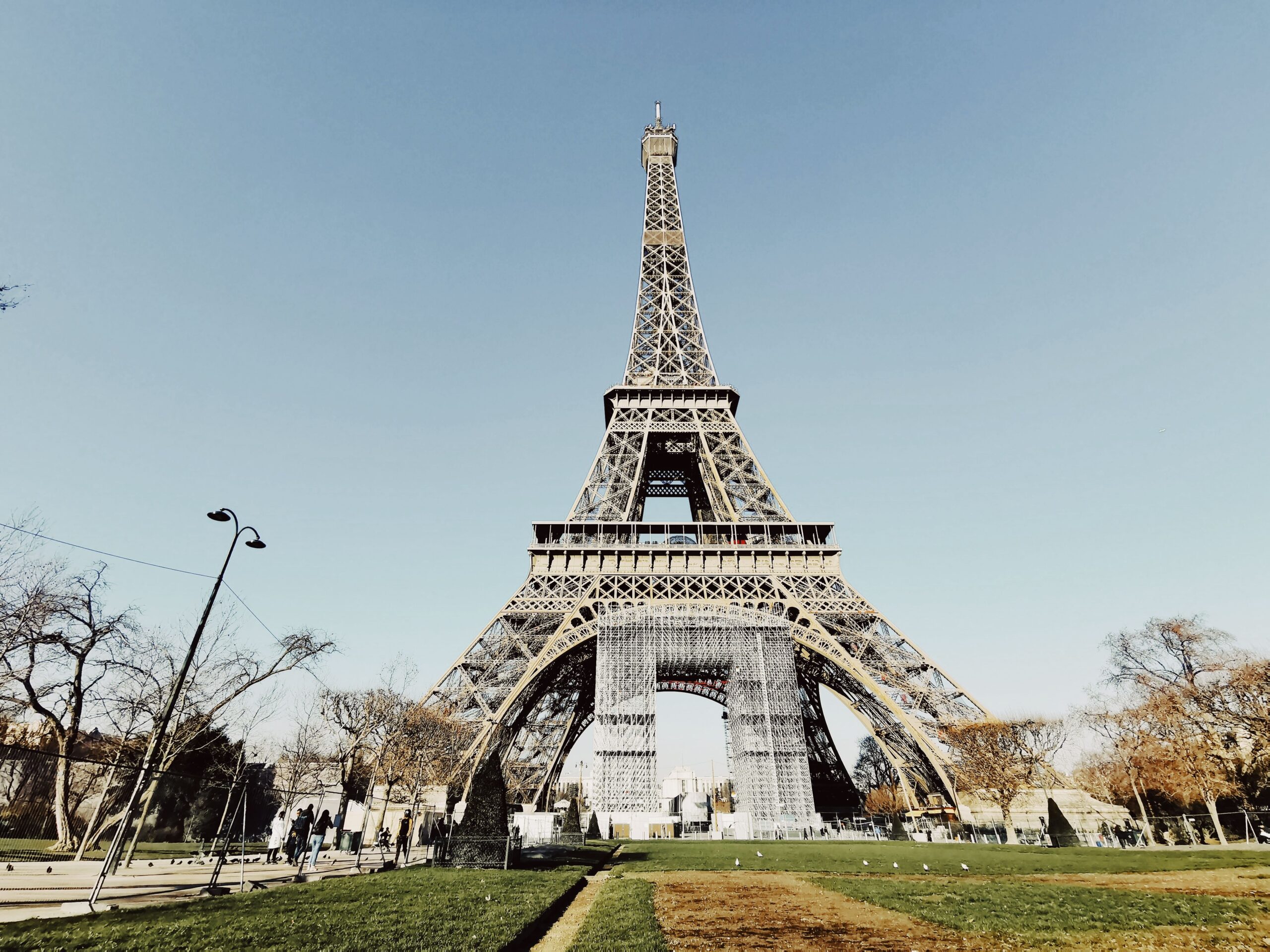 Torre Eiffel: altura real, precios y cómo subir en 2026 1 Torre Eiffel de día en París