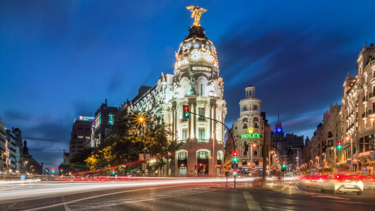 Edificio Metropolis iluminado de noche en Madrid