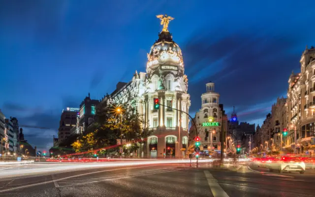 Edificio Metropolis iluminado de noche en Madrid