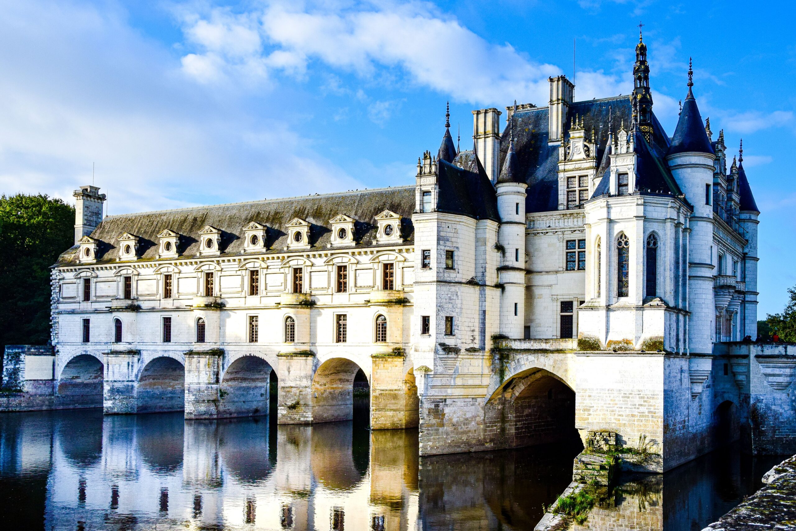 El castillo de Chenonceau construido sobre el río Cher, en Francia