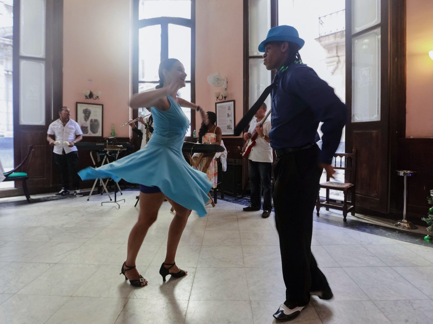 Pareja bailando con una banda en directo en un ambiente vintage elegante