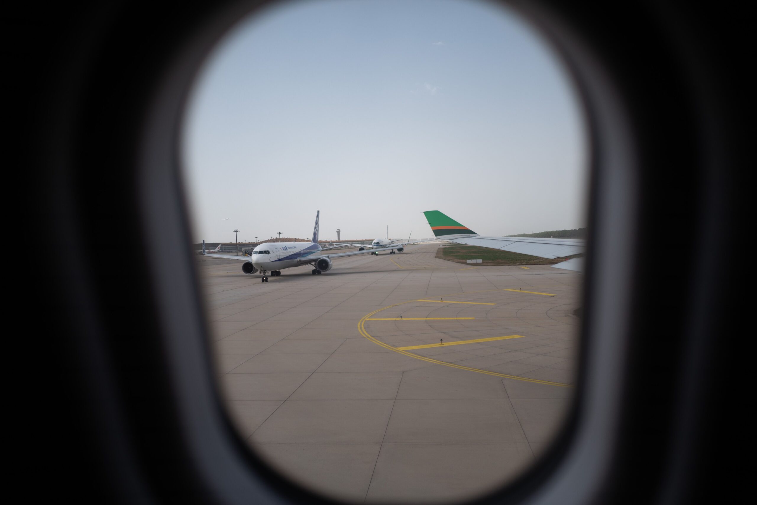 Aeropuerto de El Cairo: terminales y cómo llegar en 2026 2 Avión en puerta de embarque de un aeropuerto