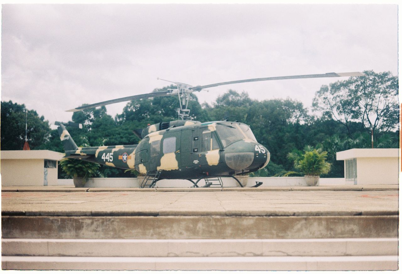 Helicóptero militar vintage en exposición al aire libre