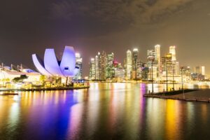 Skyline de Marina Bay iluminado de noche en Singapur