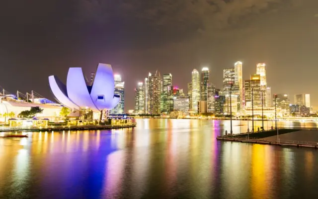 Skyline de Marina Bay iluminado de noche en Singapur