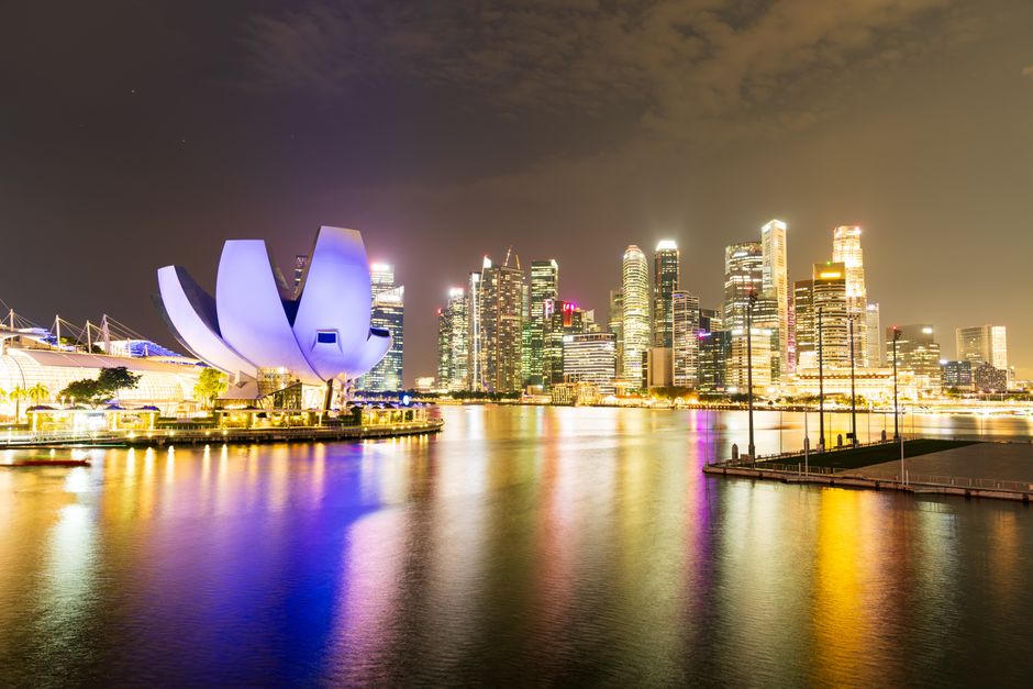 Skyline de Marina Bay iluminado de noche en Singapur