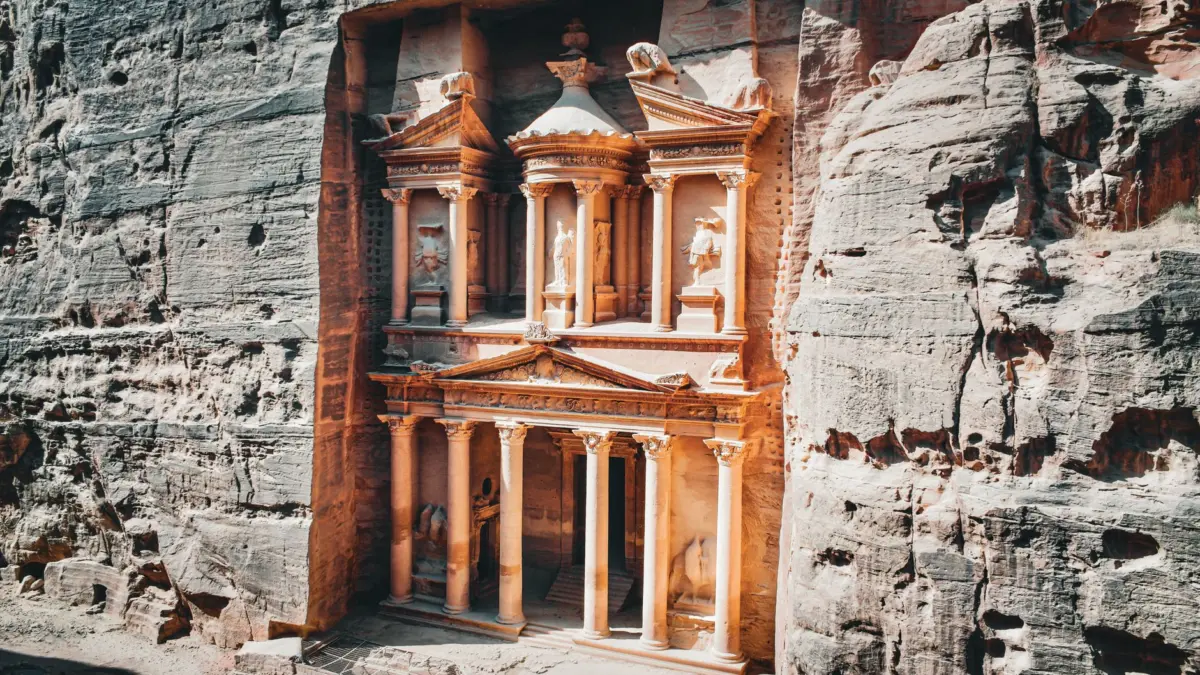 La Tesorería de Petra tallada en la roca arenisca