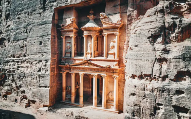 La Tesorería de Petra tallada en la roca arenisca