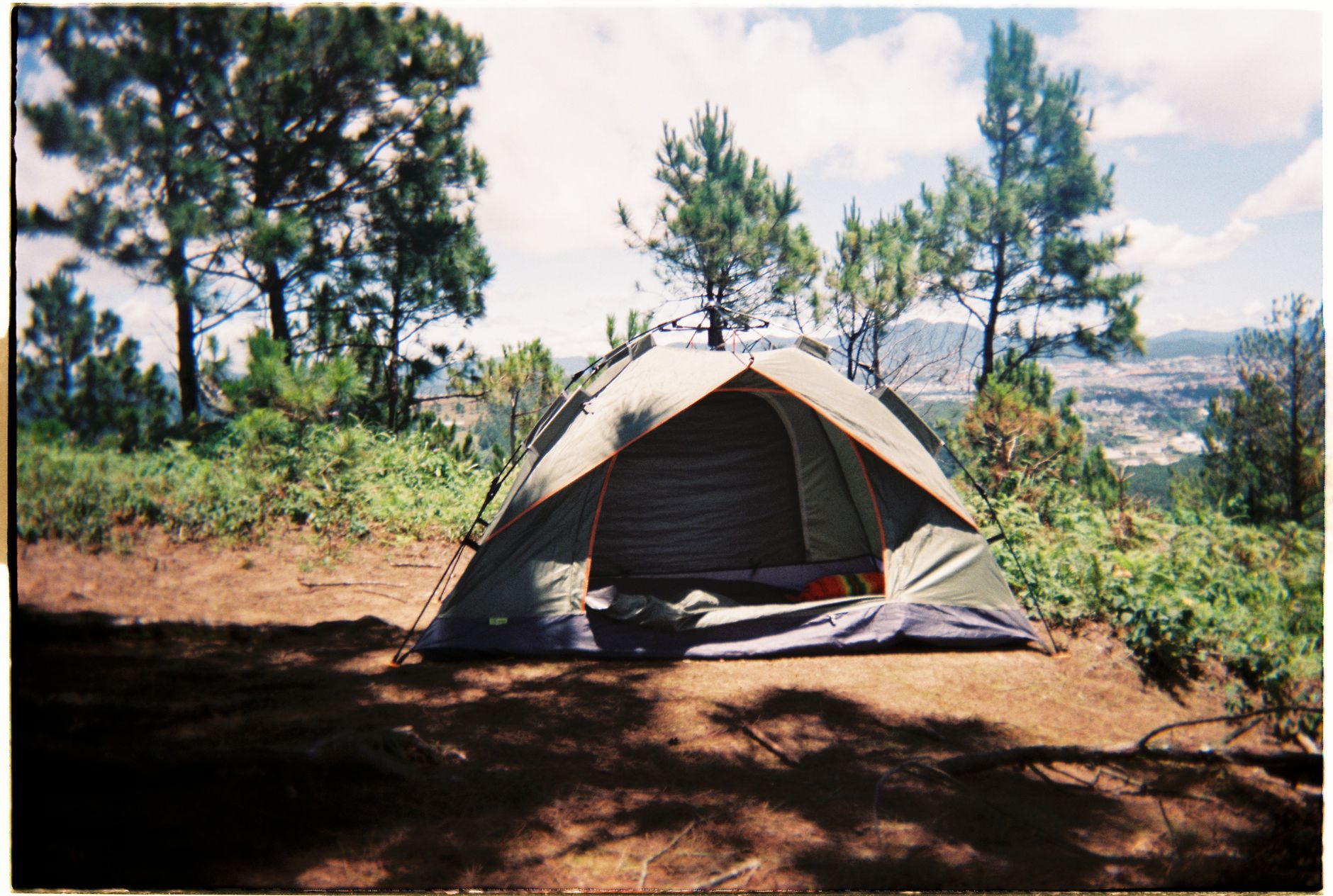 Campamento con tiendas de campaña junto a un lago en montaña