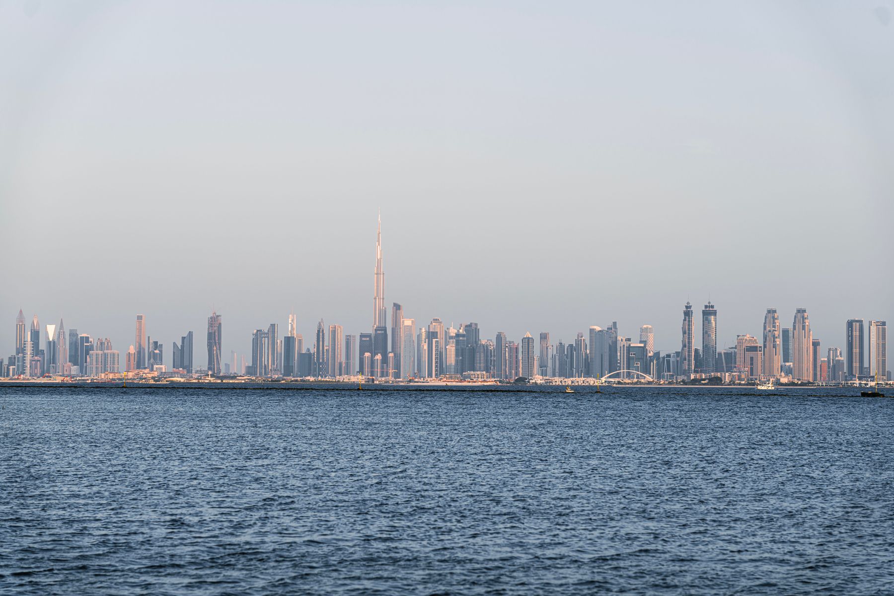 Hydropolis: qué fue del hotel submarino de 10 estrellas de Dubái 2 Skyline de Dubái con el Burj Khalifa visto desde el mar