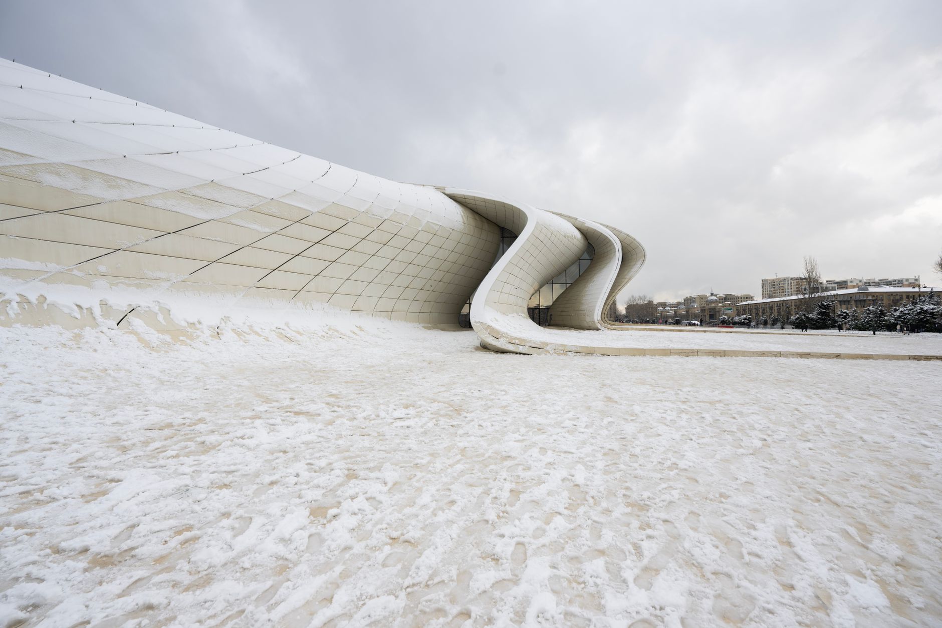 Bakú, la ciudad que quiso rivalizar con Dubái: qué se construyó de verdad 2 Centro Heydar Aliyev con su arquitectura ondulada en Bakú