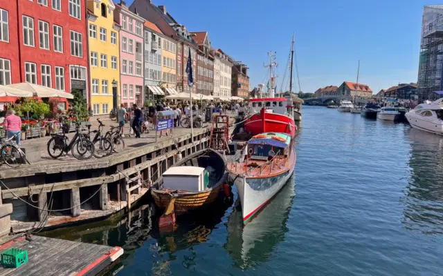 Casas de colores y barcos en el canal de Nyhavn, Copenhague