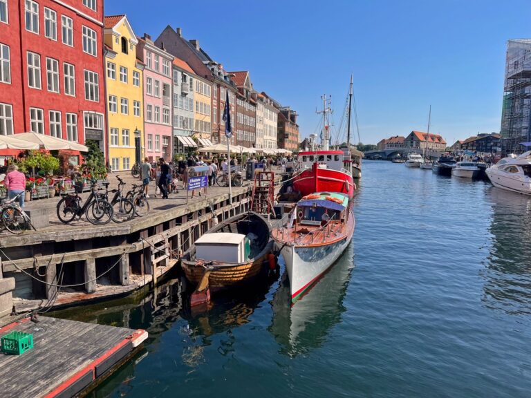 Home Elementor 8 Casas de colores y barcos en el canal de Nyhavn, Copenhague