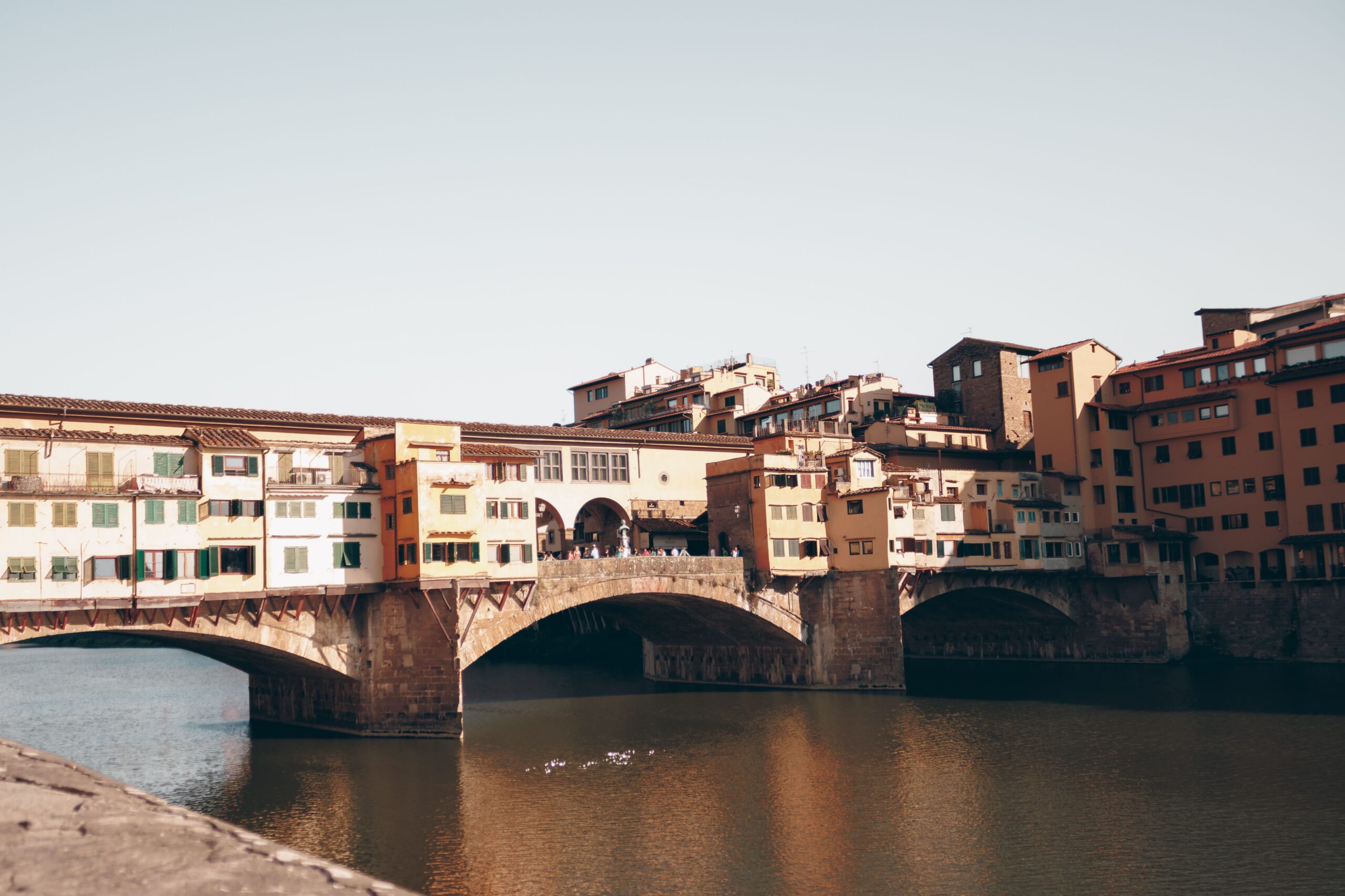 Atardecer sobre el río Arno visto desde un puente de Florencia